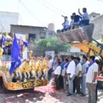 जेसीबी से हुई पुष्प वर्षा, बाबा साहेब की 135वीं जयंती पर उमड़ा जीनगर समाज का जनसैलाब