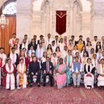 पूर्वोत्तर राज्यों के कारीगरों और बुनकरों के समूहों ने राष्ट्रपति से मुलाकात की
