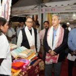 केन्द्रीय सचिव श्री सुधांश पंत ने गुवाहाटी में शिल्प समागम मेले का दौरा किया; कारीगरों के स्टॉलों और मंत्रालय के पवेलियन का जायजा लिया